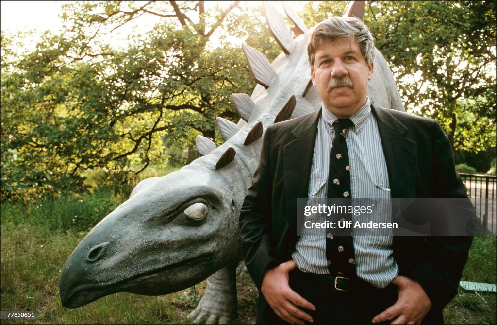 PARIS;FRANCE - MAY 28: American paleontologist Stephen Jay Gould poses in a park during a visit in Paris,France on the 28th of May 1991. (Photo by Ulf Andersen/Getty Images)